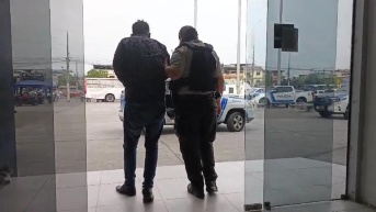 Imagen de un hombre detenido por el intento de femicidio de su expareja, en el norte de Guayaquil. (Televistazo)