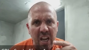 Captura del pantalla de una reacción del narcotraficante Jezdimir Srdan, durante su audiencia de juicio en noviembre del 2025. (Cortesía)