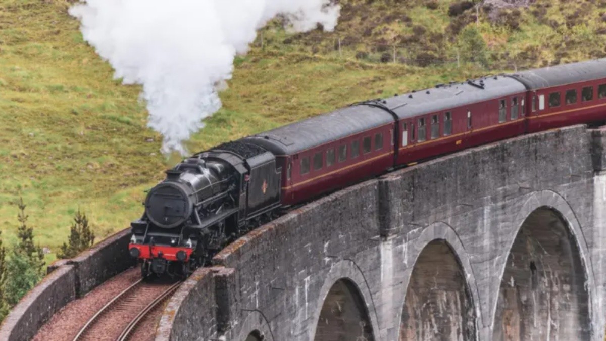 En Reino Unido todavía operan algunos trenes a vapor, en los cuales los viajeros pueden experimentar la era dorada de este medio de transporte. (Getty Images)