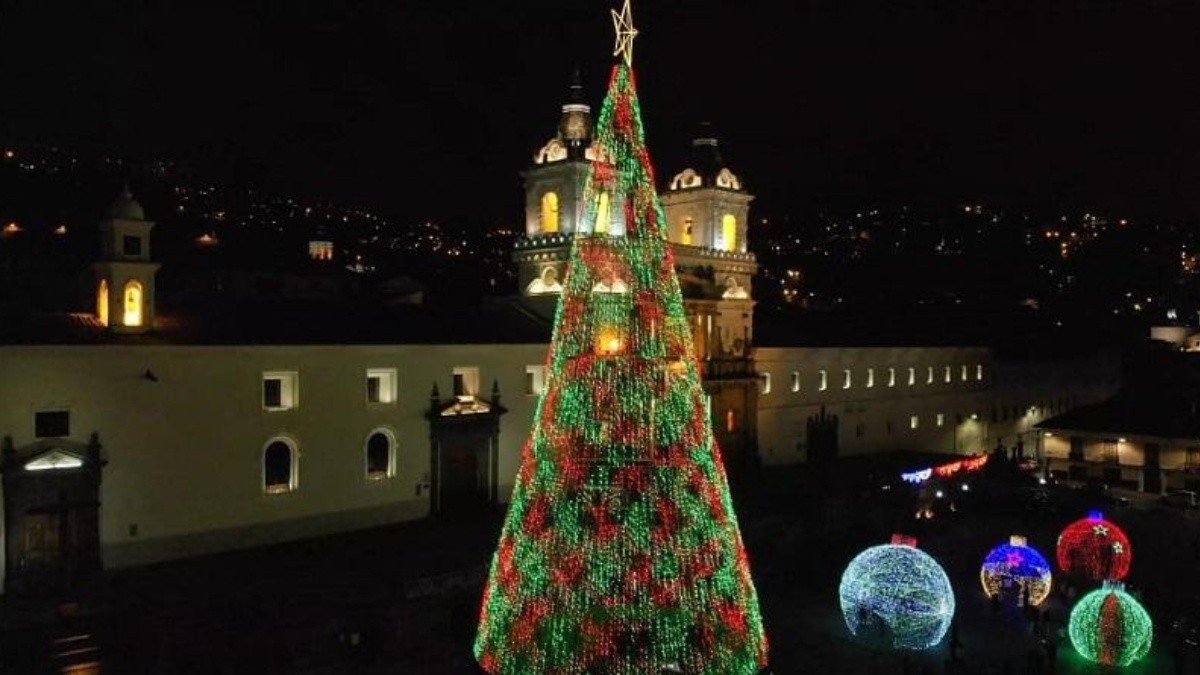Un árbol de Navidad en el Centro Histórico de Quito. (Internet)