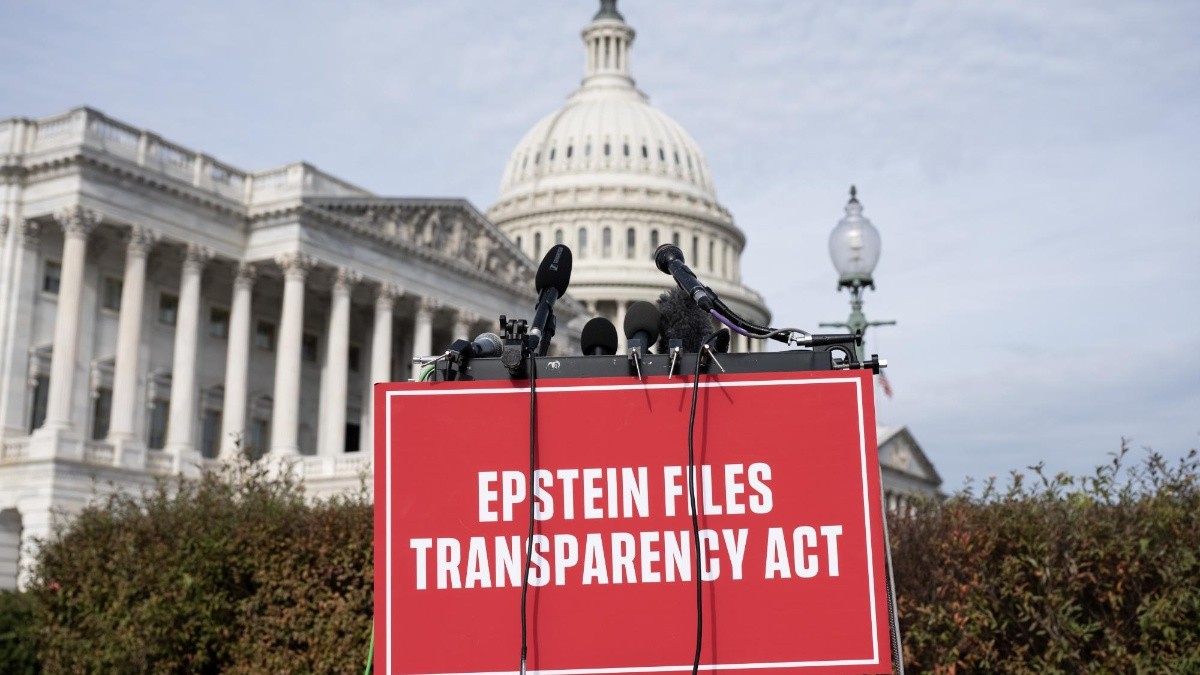 Fotografía de un cartel sobre el caso del pederasta Jeffrey Epstein. (LUKE JOHNSON / EFE)