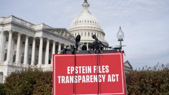 Fotografía de un cartel sobre el caso del pederasta Jeffrey Epstein. (LUKE JOHNSON / EFE)