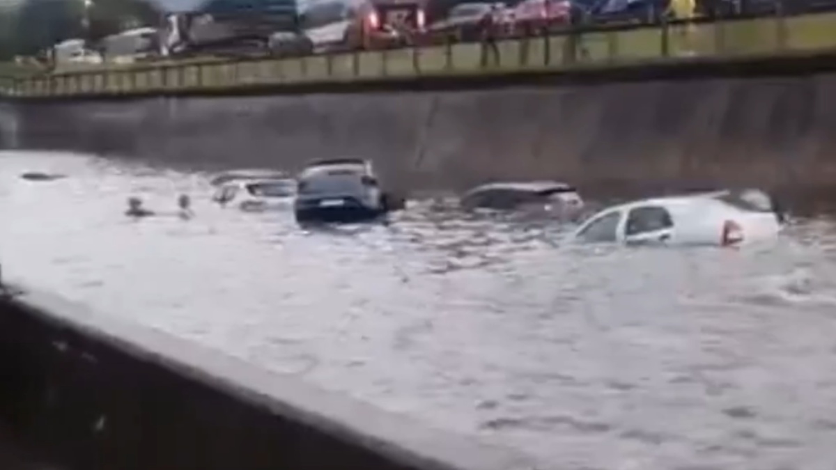 Autos inundados en Buenos Aires, 23 de diciembre. (Redes sociales)