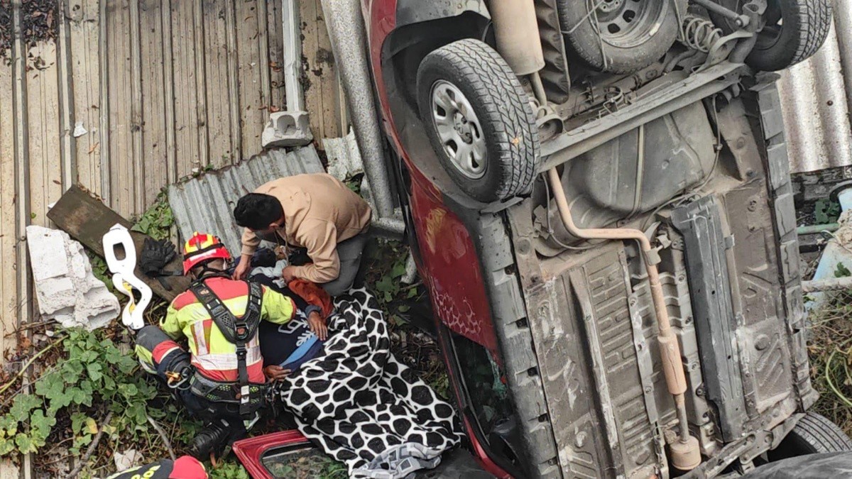 Un auto cayó sobre el techo de una vivienda al sur de la capital (Cuerpo de Bomberos de Quito)