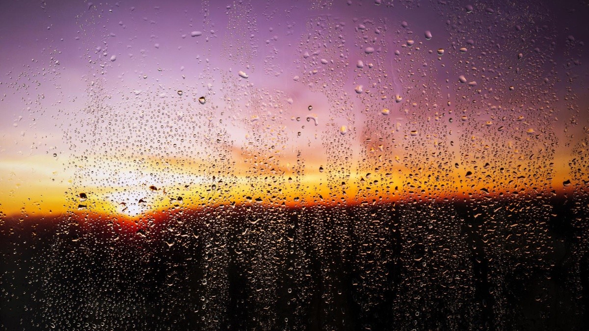 El clima con una temperatura calurosa, a su vez, con lluvia. (Freepik)