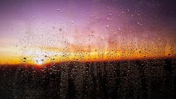 El clima con una temperatura calurosa, a su vez, con lluvia. (Freepik)