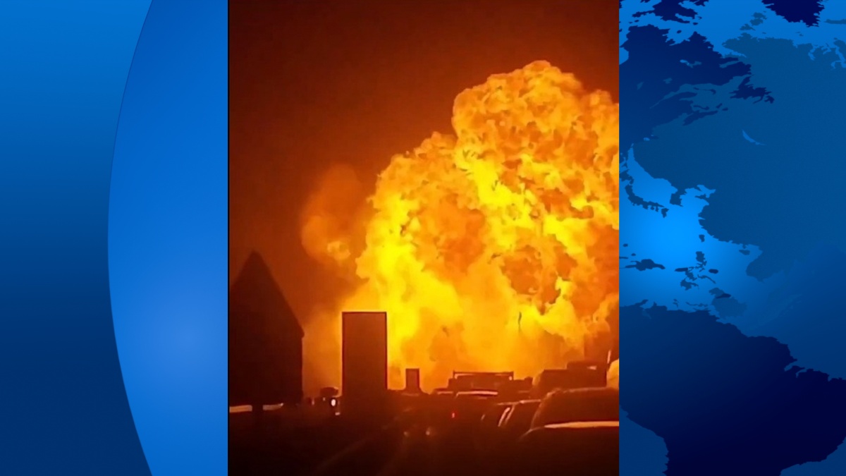 Momento de la explosión de un camión de combustible. (Ecuavisa)