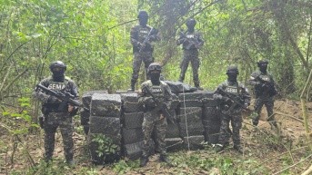 La Policía decomisó dos toneladas de cocaína escondidas en una finca en Manabí. (Ministerio del Interior)