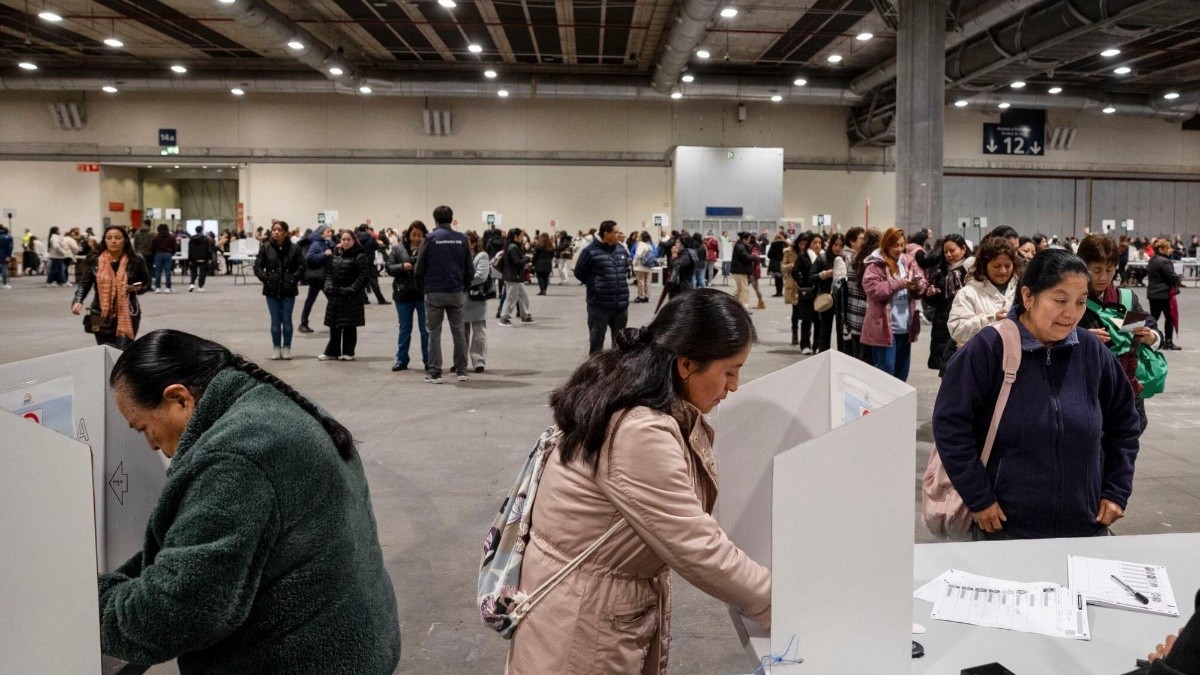 Votantes ecuatorianos preparan sus papeletas en el centro de votación instalado en el centro de convenciones IFEMA de Madrid. (EFE - Archivo)