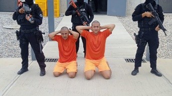 Dos hombres sentenciados por el asesinato de dos influencers en Guayas fueron enviados a la cárcel del Encuentro, en víspera de Noche Buena. (Ministerio del Interior)