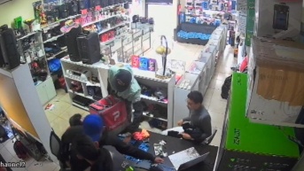 Dos delincuentes ingresan a un local comercial a robar. (Captura de video)