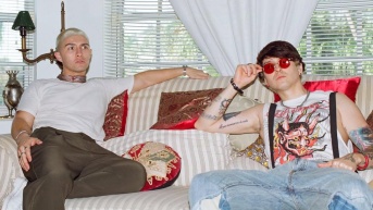 Alex Ponce junto a Christopher Vélez. (Foto: @alexponcemusica)