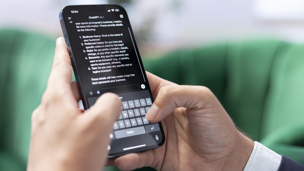 Bucarest, Rumania - 30 de julio de 2024 - Un hombre escribe indicaciones en un chat impulsado por IA en la aplicación de su teléfono inteligente, y un asistente virtual avanzado muestra soluciones inteligentes para completar tareas. (Dragos Condrea)