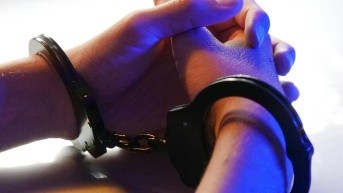 Fotografía referencial de una persona detenida. (Internet)