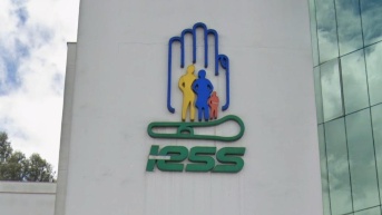 Imagen del logo del Instituto Ecuatoriano de Seguridad Social em un hospital de Quito. (Redes sociales)