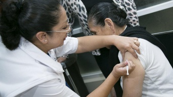 Imagen de una mujer siendo vacunada contra la influenza por el Ministerio de Salud Pública en Ecuador. (Ministerio de Salud Pública)