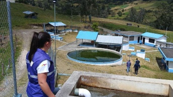 Técnicos revisan la planta potabilizadora. (Arcsa)