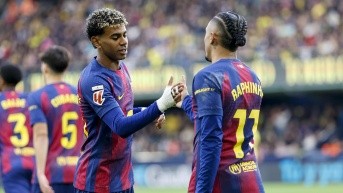 El delantero brasilero del Barça, Raphinha, celebra con su compañero Lamine Yamal tras anotar el primer gol del equipo este domingo, durante el partido de la jornada 17 de LaLiga, que disputaron Villarreal CF y el FC Barcelona en el Estadio de la Cerámica. (EFE)