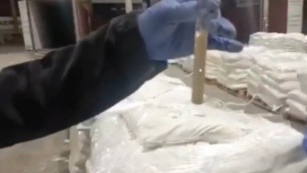 La operación se realizó en el puerto de Posorja, en Guayaquil, donde los agentes investigativos inspeccionaron tres contenedores y encontraron, con la ayuda de perros entrenados, 36 sacos con droga.( Policía Nacional )