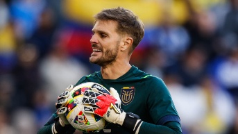 Javier Burrai en un partido con la selección de Ecuador