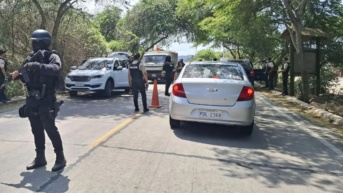 Decenas de policías y militares se han desplegado en los accesos al cantón y realizan inspecciones a vehículos y ciudadanos. ( Cortesía )