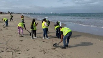 La SNGR señaló que se iniciaron las labores de limpieza, que se dispuso el cambio de banderas de prevención a roja y que el acceso a bañistas y actividades de pesca está restringido.( SNGR )