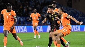 El mediocampista de Camerún, #14 Danny Namaso (segundo desde la derecha), disputa el balón con el defensor de Costa de Marfil, #17 Guela Doué (derecha), durante el partido del Grupo F de la Copa Africana de Naciones