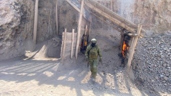 Uno de los militares durante la intervención en la mina.