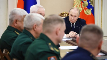 Foto de archivo, Vladímir Putin, preside una reunión para discutir la operación militar en Ucrania