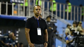 El entrenador Juan Pablo Buch en un partido con Aucas