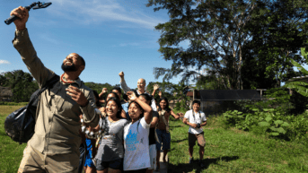 Will Smith junto a miembros de una comunidad waorani, en la Amazonía ecuatoriana, durante las grabaciones de la serie documental, en 2022. (National Geographic)