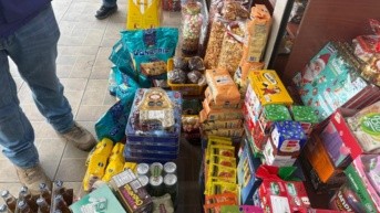 Productos decomisados en el Mercado Iñaquito, centro norte de Quito.