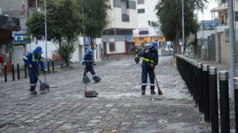 Obreros barren y recogen la basura de la calle en Quito (QuitoInforma)