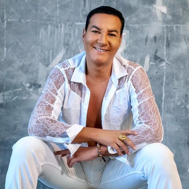 Además de maquillador de famosos, Rangel también fue modelo. (RRSS)