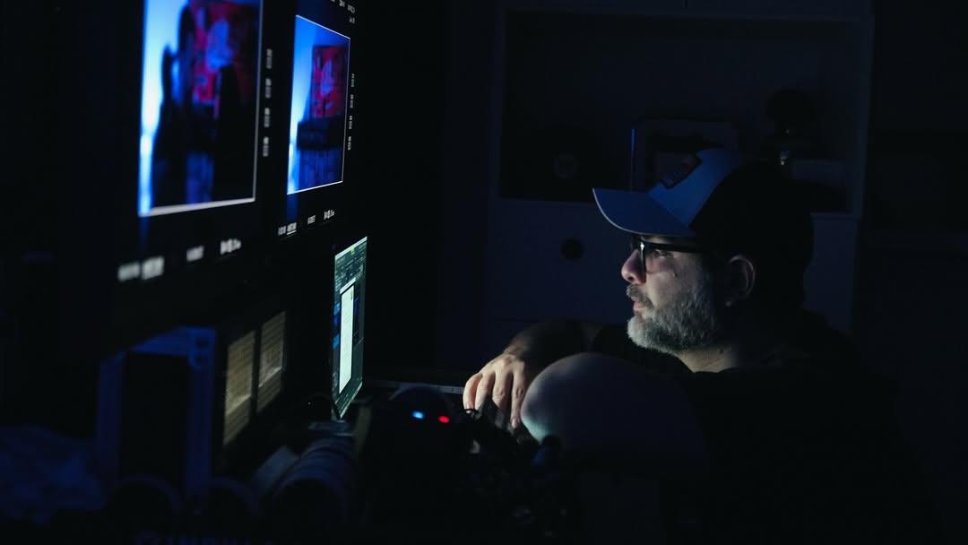 El ecuatoriano Xavier Colamarco en una sala de edición. (Cortesía. Instagram )