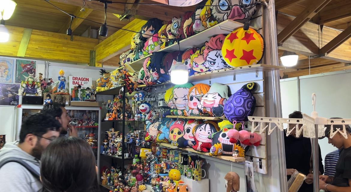 Los fanáticos pudieron adquirir productos de sus personajes favoritos. (Ecuavisa)