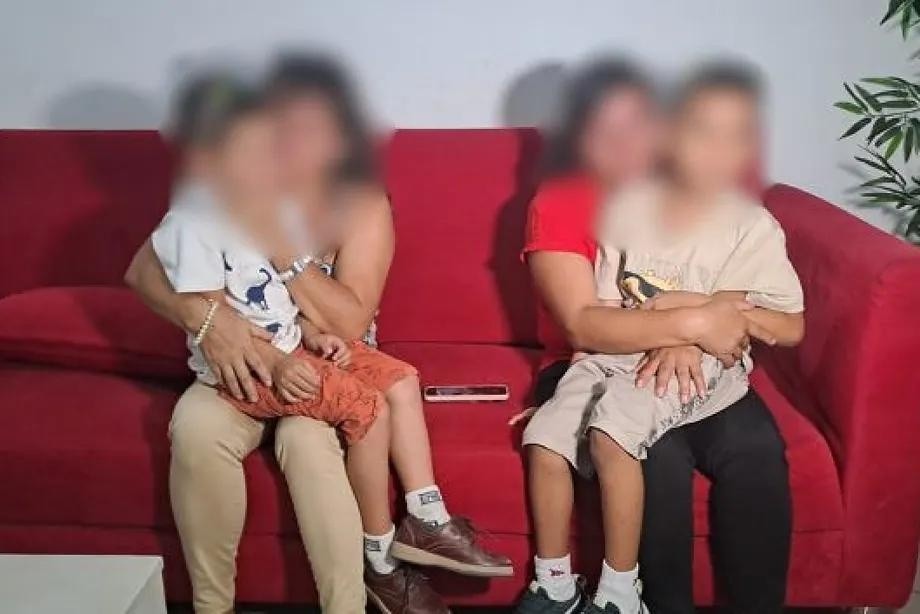 Las dos madres junto a sus respectivos hijos.  (Foto: Internet. )