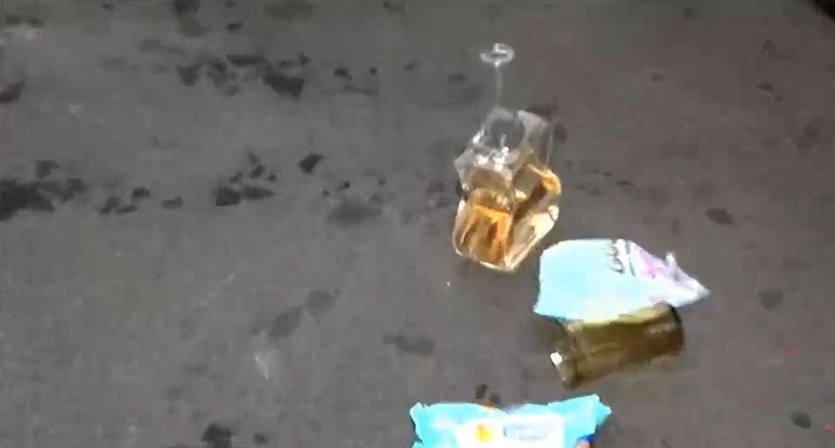 Botellas de licor que se hallaron en el vehículo. (TELEVISTAZO)