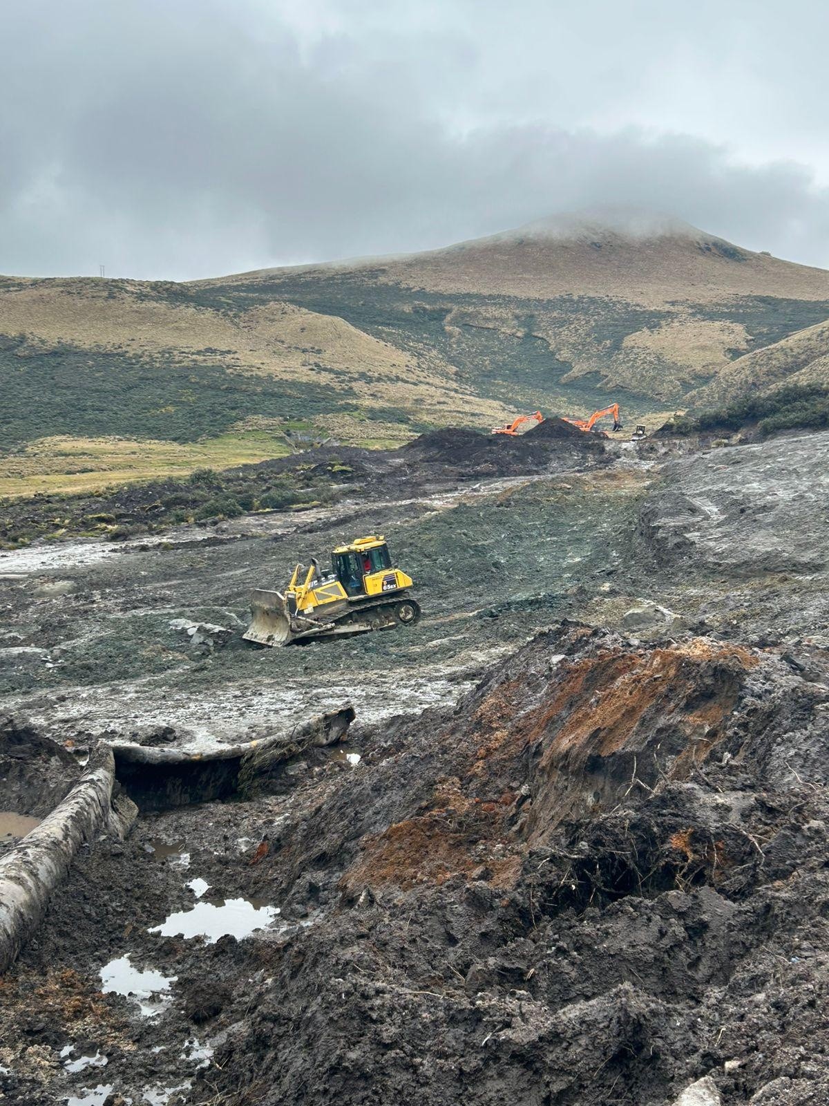 Trabajos para instalar una nueva tubería en La Mica. (Hernán Higuera/ECUAVISA)