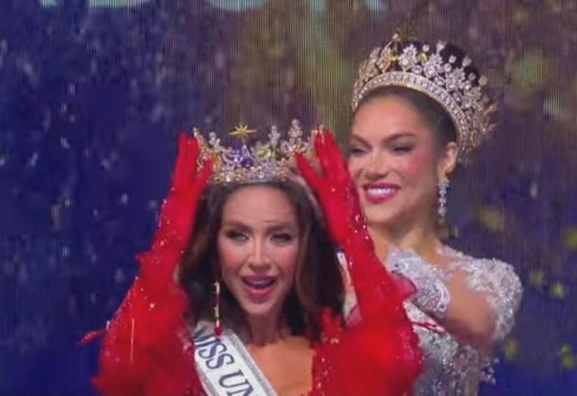 Nadia Mejía recibiendo la corona de manos de Mara Topic.  (Captura de Pantalla)