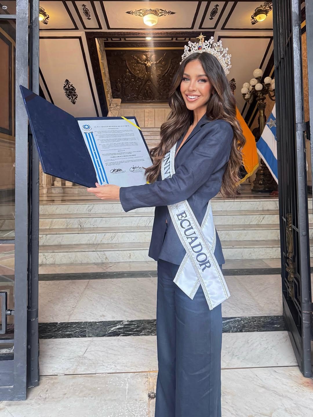 Nadia Mejía recibiendo el cargo honorífico.  (RRSS)