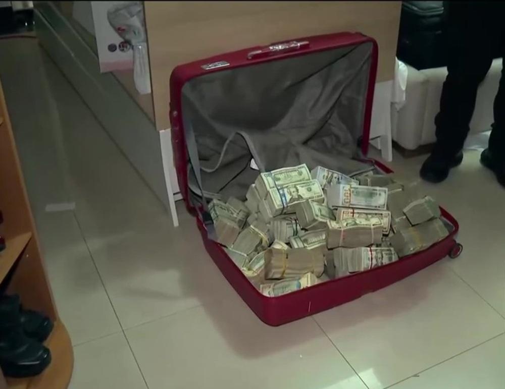 Policía Nacional (En una vivienda donde estaba una uniformada, se halló una maleta con dinero en efectivo. )