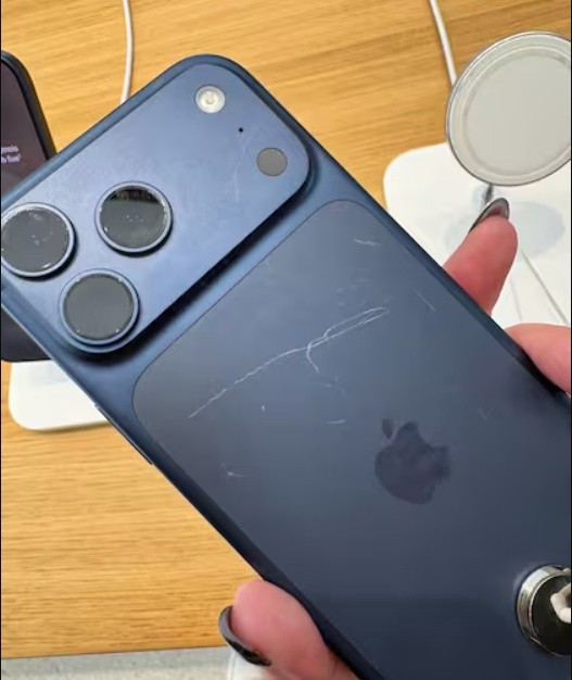 Teléfonos iphone totalmente nuevos presentan rayones (Foto web)