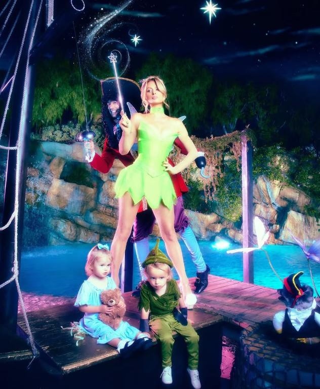 Paris Hilton junto a su familia disfrazada. (Foto: Instafram Paris Hilton)