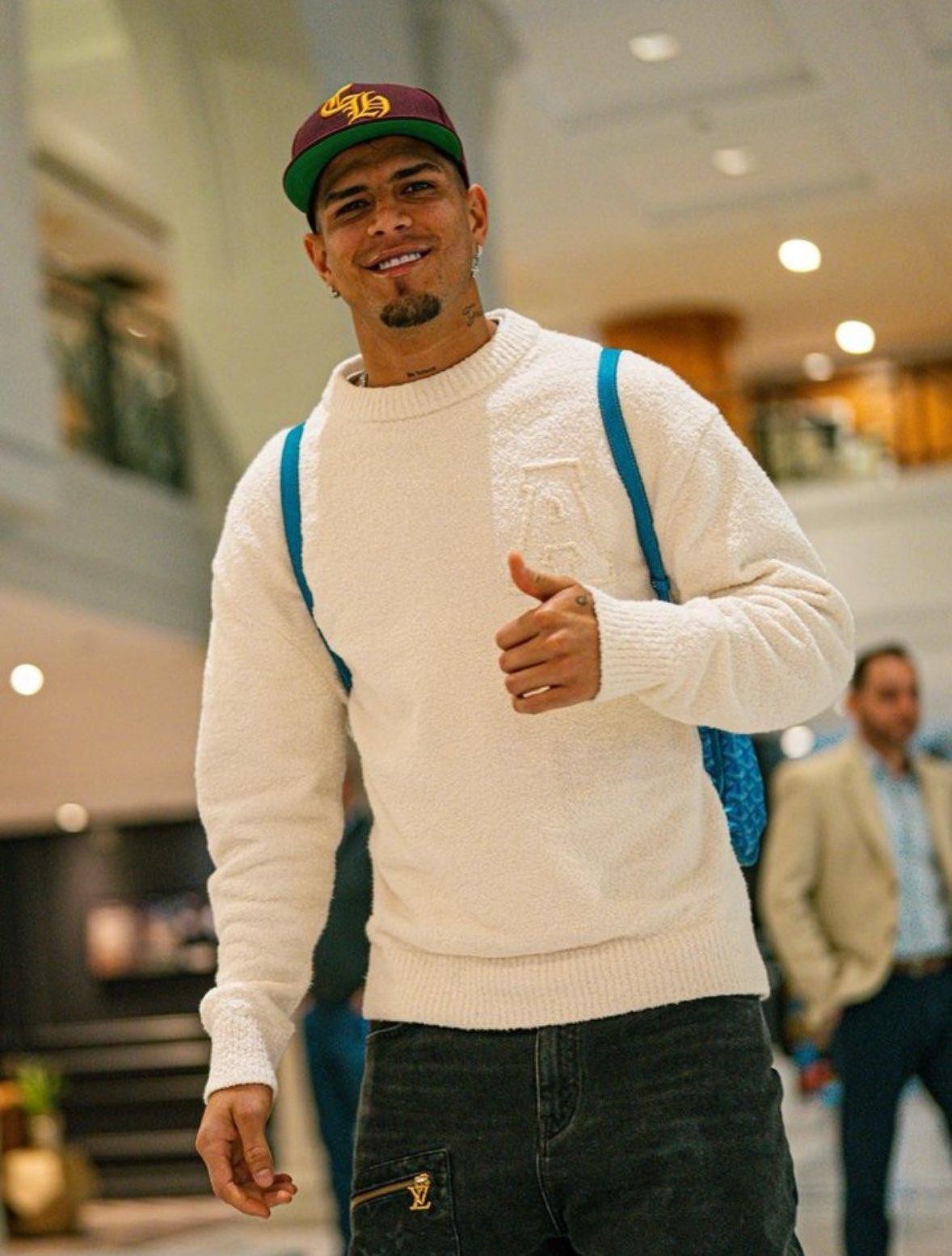 Piero Hincapié llegando a la concentración de Ecuador en Canadá. (REDES)