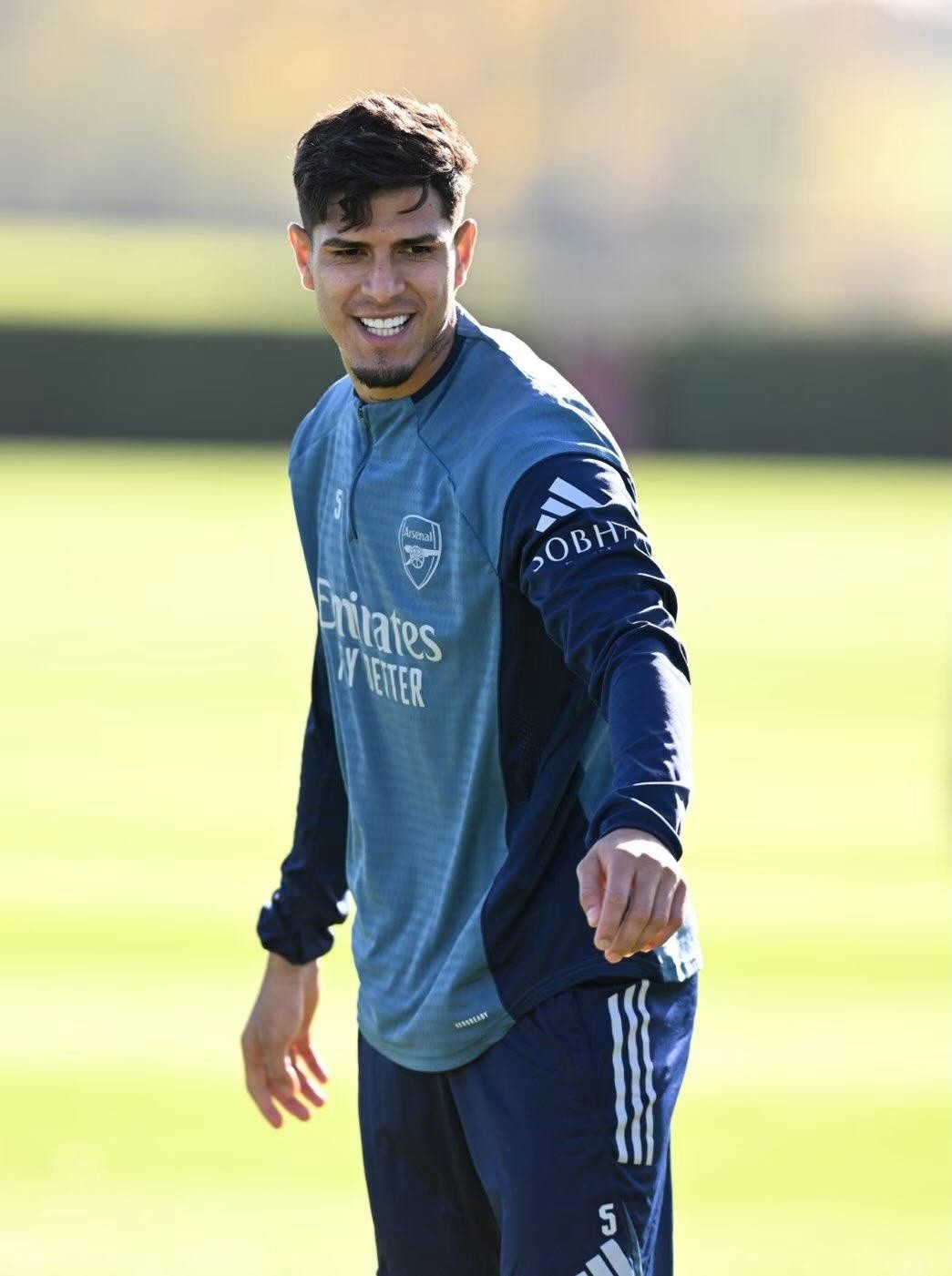 Piero Hincapié podrá jugar su primer partido como titular en la Premier League con el Arsenal. (Redes sociales)