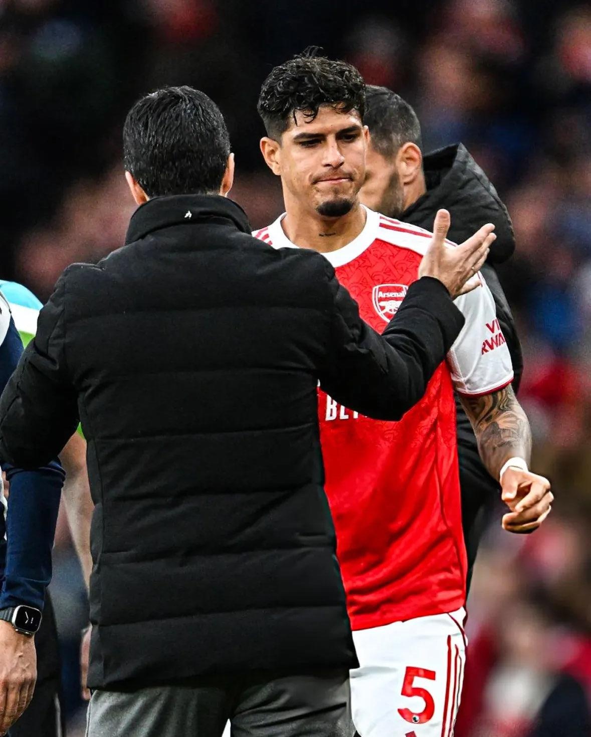 Piero Hincapié y Mikel Arteta celebraron la victoria del Arsenal al Tottenham. (Redes sociales)