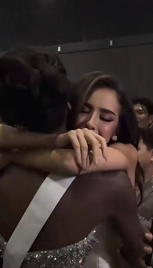 El abrazo de agradecimiento de Nadia Mejía a Olivia Yacé.  (Captura de Pantalla)