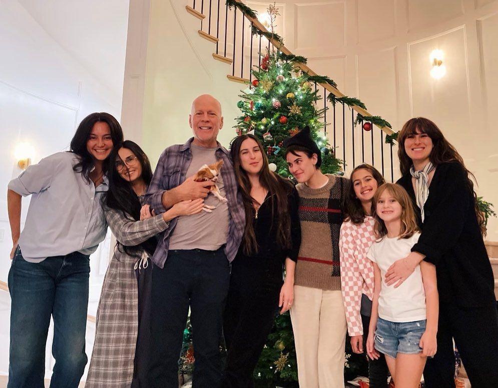 Bruce Willis con su familia en la navidad de 2022.  (RRSS)