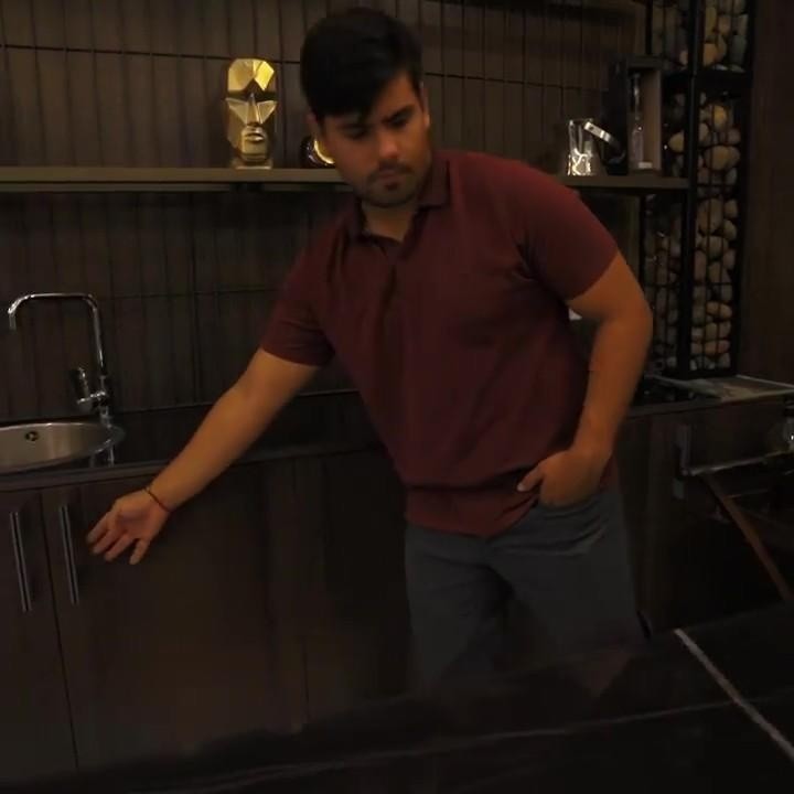 Captura de pantalla de 2021 de Bryan Soria verificando el trabajo hecho por su compañía en un trabajo de diseño de interiores. (Instagram)